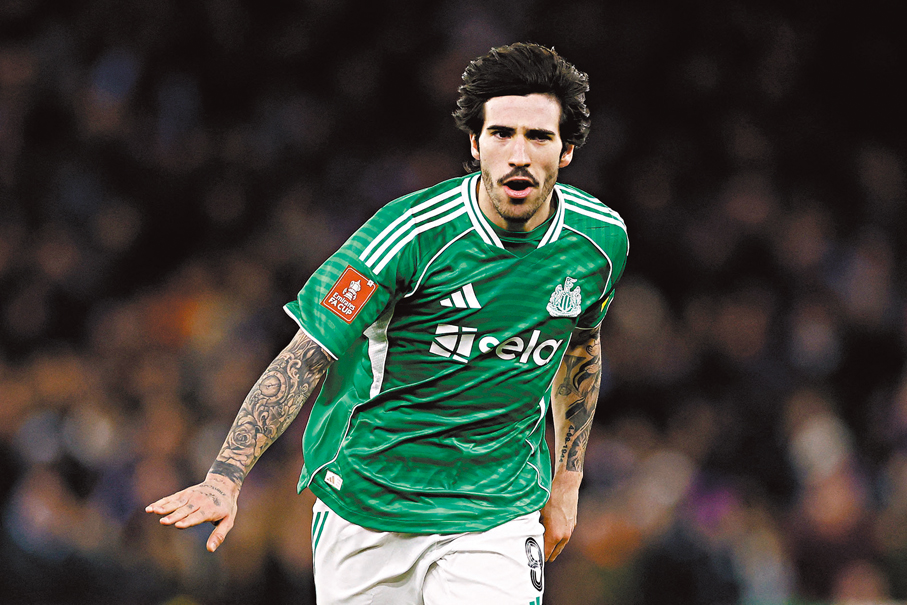 ●紐卡素一眾中場主力中，僅東拿利可健康上陣。  資料圖片