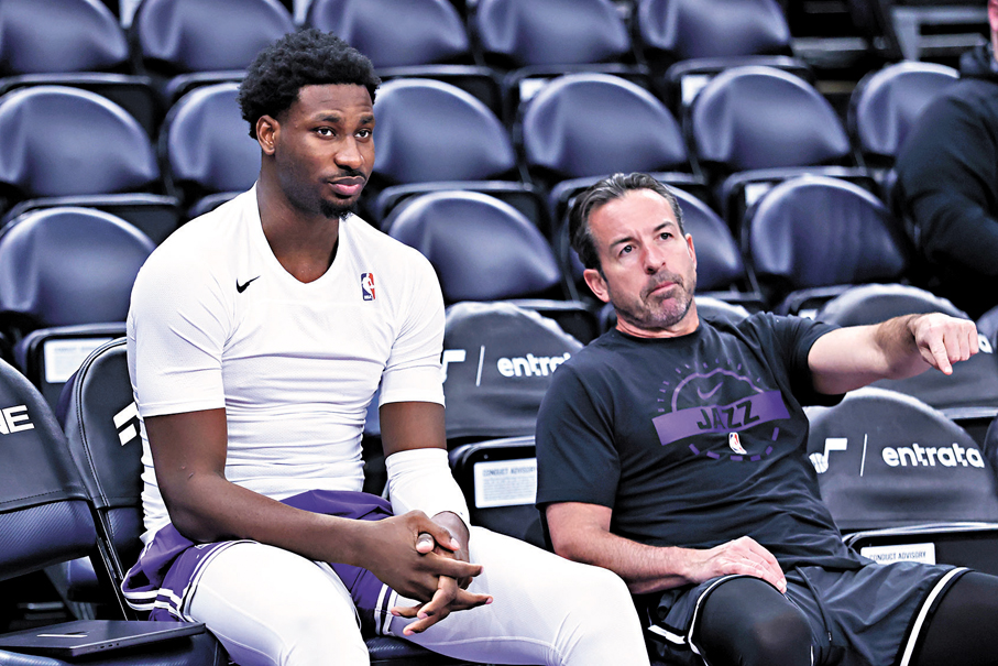 ●爵士早前以健康為由，讓謝倫積遜（左）提早收咧。  資料圖片