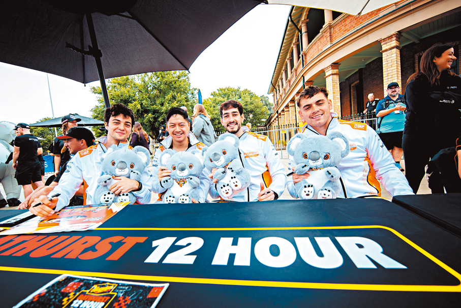 ●許建德（前排左二）與隊友合影。 CBR Media圖片