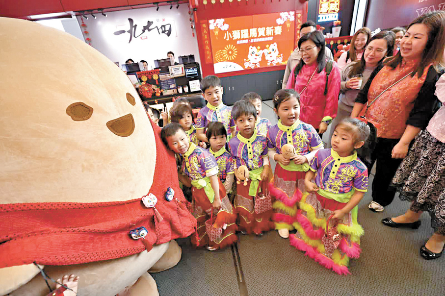 ●廉署邀請基督教樂道幼稚園學生到「一九七四」咖啡廳進行醒獅表演。 廉署圖片