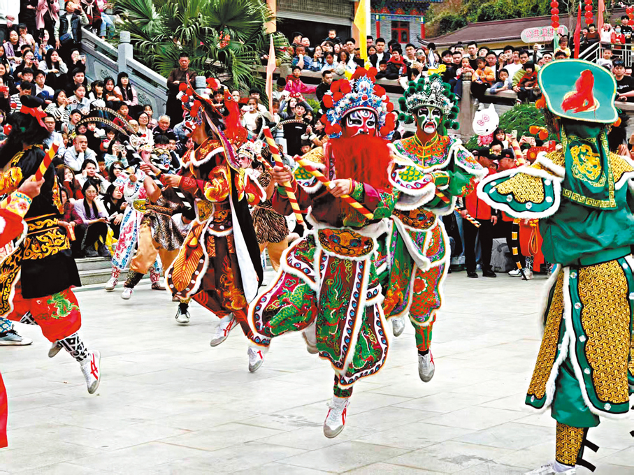 ●21日，汕頭潮陽區 「潮陽英歌·舞動五洲」嘉年華盛大啟幕。圖為英歌舞隊員在表演中。 香港文匯報記者帥誠 攝