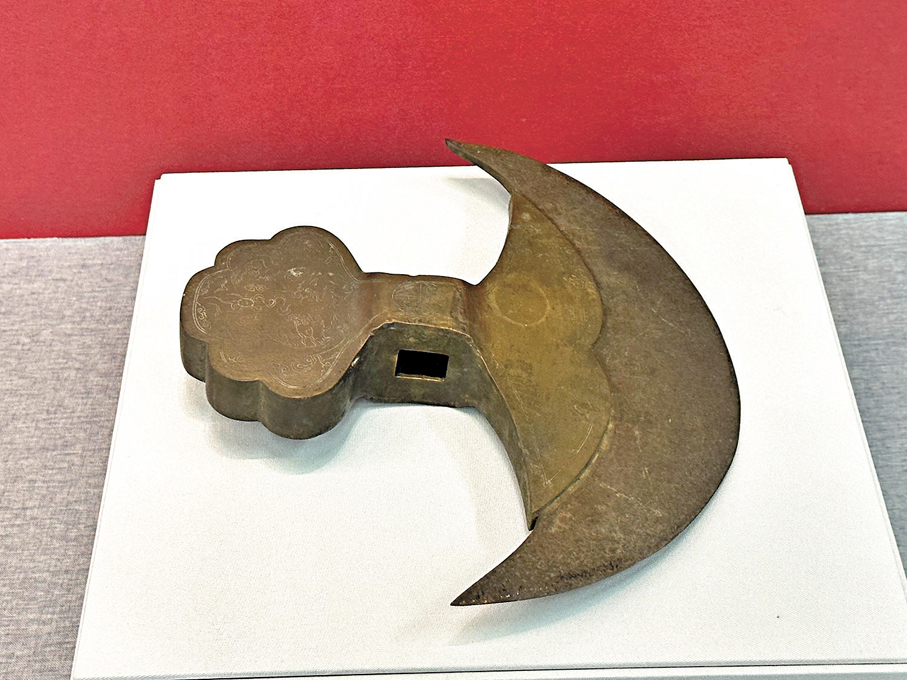 ●原藏實勝寺的清初文物銅嵌鐵刃雲龍紋鉞是首次展出。