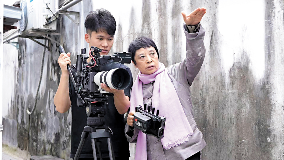 李亞威導演在光明逕口村拍攝《逕口村的暖陽》。