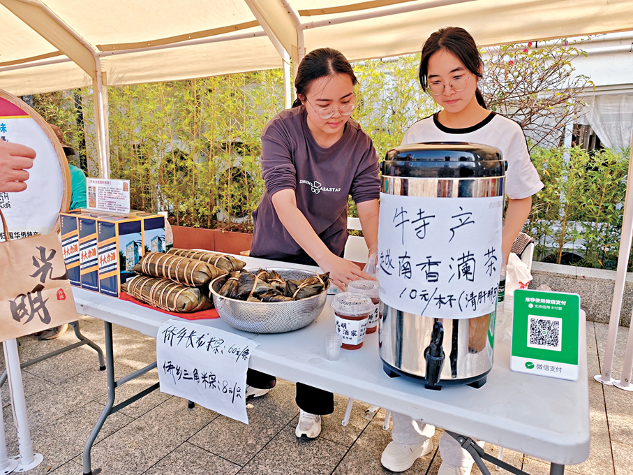 越南歸僑後代在逕口村售賣越南美食。