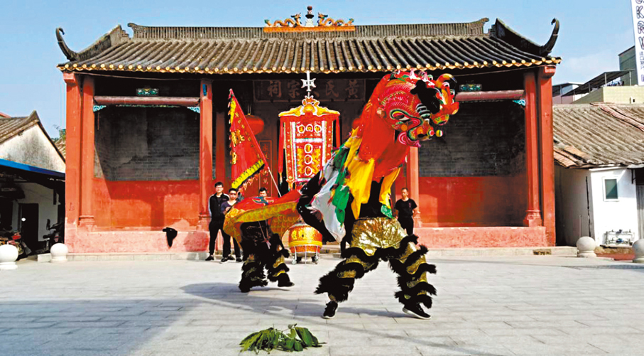 麒麟舞隊在黃氏大宗祠門口表演。