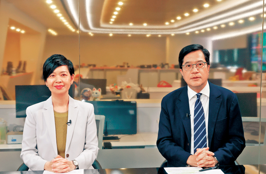 ●財政司副司長黃偉綸（右）和房屋局局長何永賢（左）昨日接受香港大公文匯傳媒集團專訪。黃偉綸指，長遠安置方案法理情兼備，並「以情為先」，讓居民「有得揀」，但強調不會成為先例。 香港文匯報記者郭木又  攝