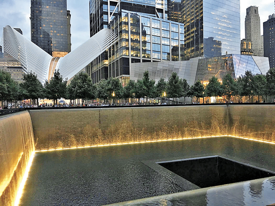 ●911事件後，紐約世貿中心雙塔原址進行大規模重建。圖為北塔紀念水池。 資料圖片