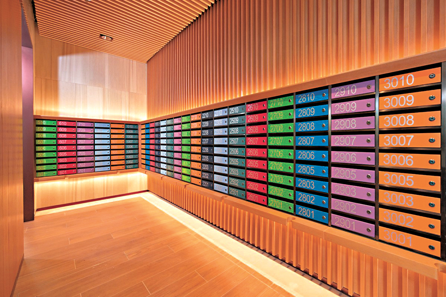 ●樂嶺都匯的大廈信箱色彩對比鮮明，號碼清晰，方便長者辨認。