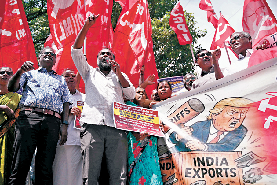 ●特朗普的新關稅方案令全球經貿再陷入新一波動盪。圖為印度民眾抗議特朗普關稅政策。 資料圖片