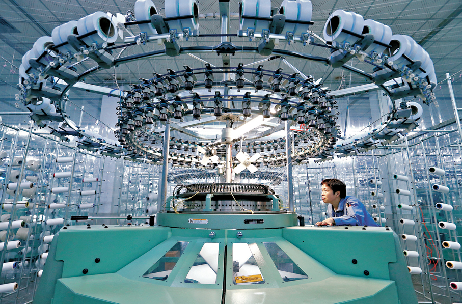 ●專家建議，對美出口的中國企業需重點關注美國公布的關稅政策具體細則，精準把握美國市場需求的動態變化，發現新的發展機遇。圖為山東省青島市即墨區頤和針織有限公司的工人在生產線上忙碌。 新華社