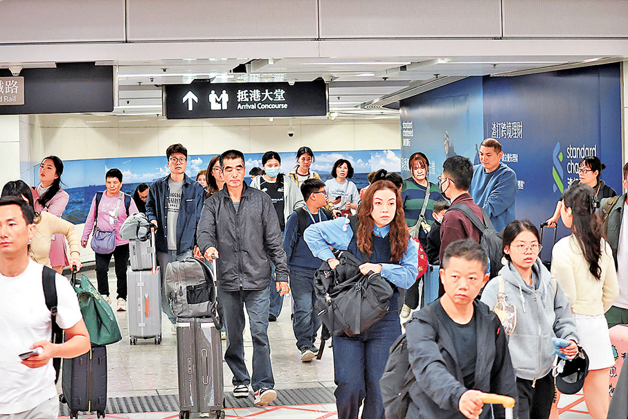 ●高鐵西九龍站抵港大堂人頭湧湧。 香港文匯報記者北山彥  攝