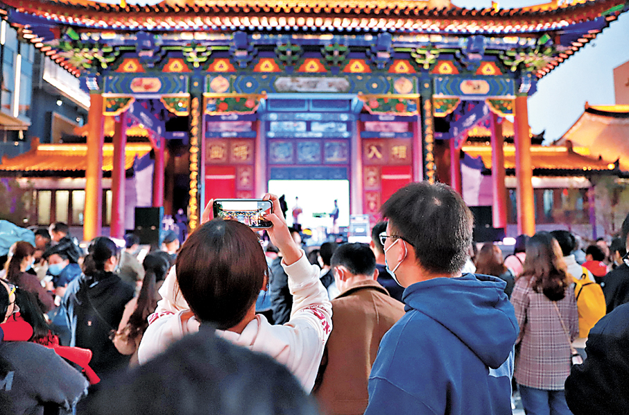 ●西安易俗社街區秦腔惠民演出吸引年輕人打卡。