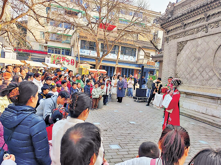 ●西安街頭的秦腔演出吸引市民遊客駐足觀看。