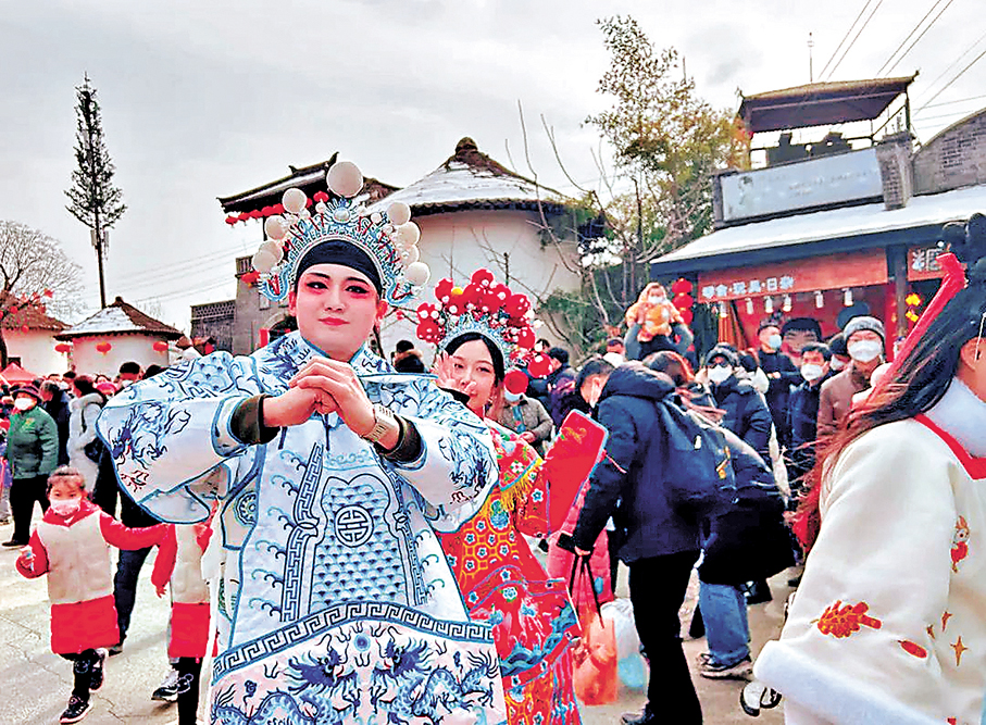 ●春節期間，很多遊客聽完秦腔意猶未盡，穿上戲服感受主角光環。