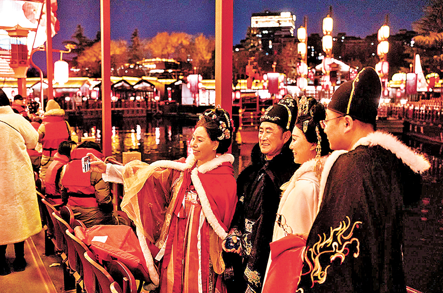 ●春節期間西安大唐芙蓉園推出了全新的文旅體驗項目：花船巡遊賞燈。