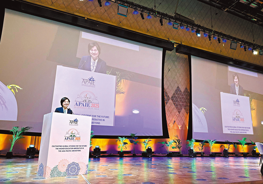 ●教育局局長蔡若蓮博士去年3月27日（德里時間）在印度德里出席2025亞太國際教育協會年會暨展覽，在閉幕典禮上致辭。 資料圖片