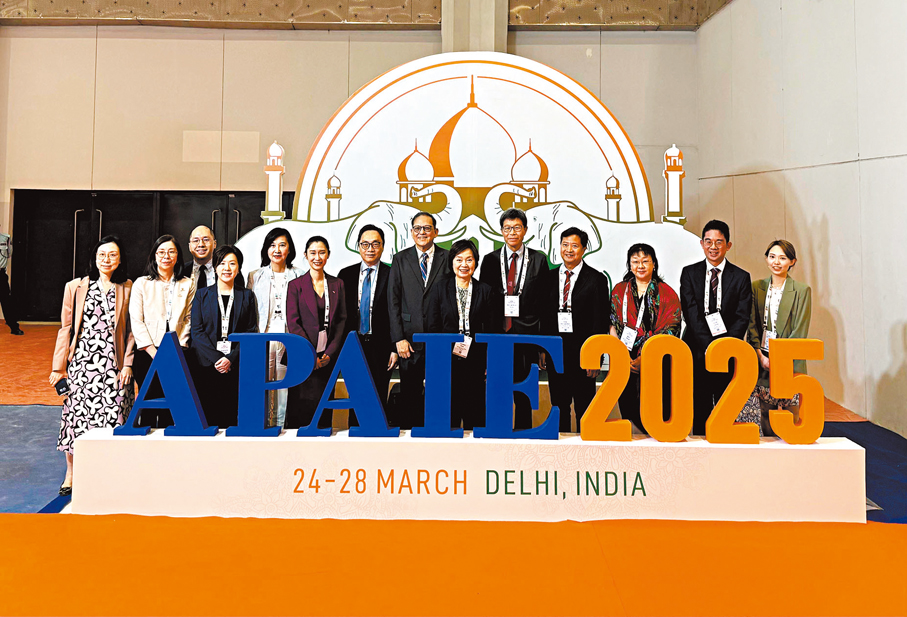 ●教育局局長蔡若蓮博士（右六）和大學教育資助委員會秘書長鄧特抗教授（右七）與參展的大學代表合照。 資料圖片