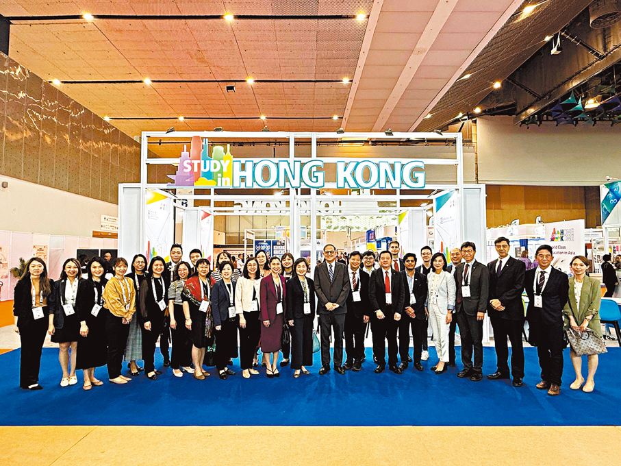 ●教育局局長蔡若蓮博士（前排右十）和大學教育資助委員會秘書長鄧特抗教授（前排右九）與參展的大學代表合照。 資料圖片