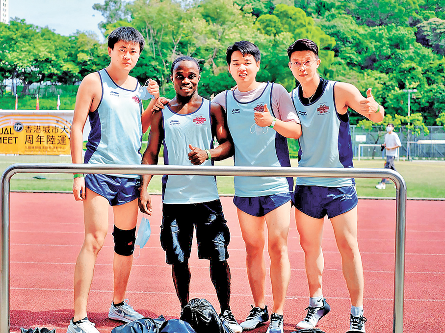 ●李光達（右一）與宿舍團隊參加城大陸運會接力比賽。 城大圖片