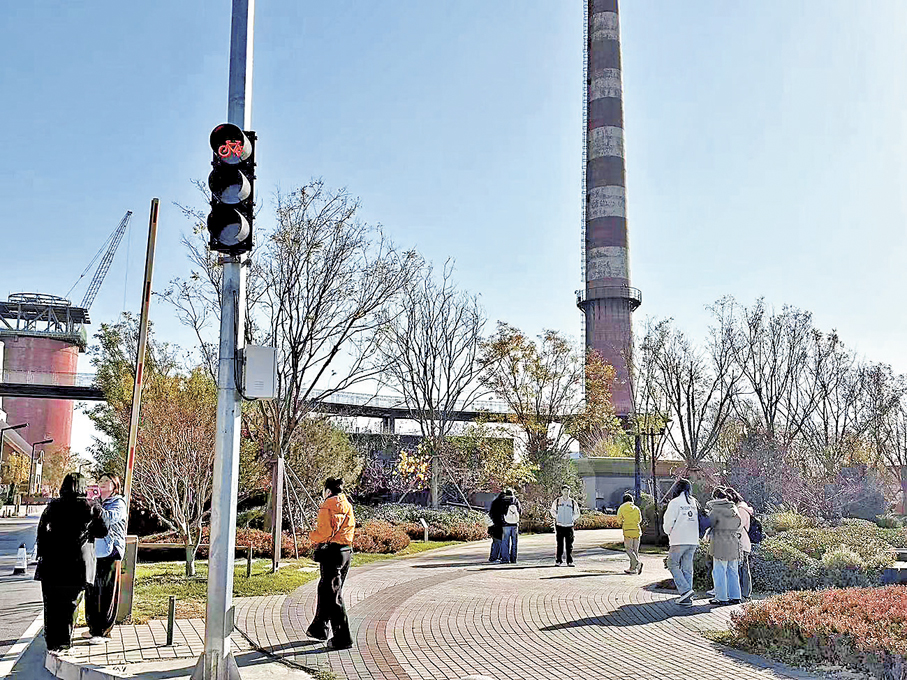 ●北京首鋼園「明星建築」三高爐吸引了不少遊客前來參觀。 香港文匯報記者蘇雨潤  攝