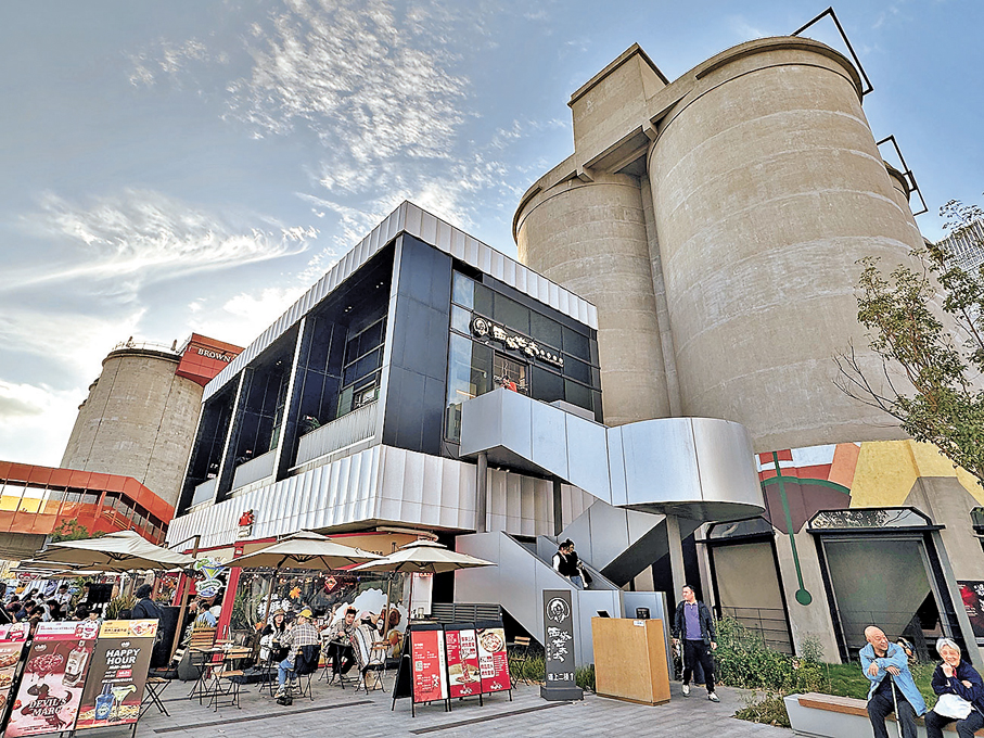 ●鑲嵌在上海工業遺址中的餐飲店。  香港文匯報記者孔雯瓊  攝