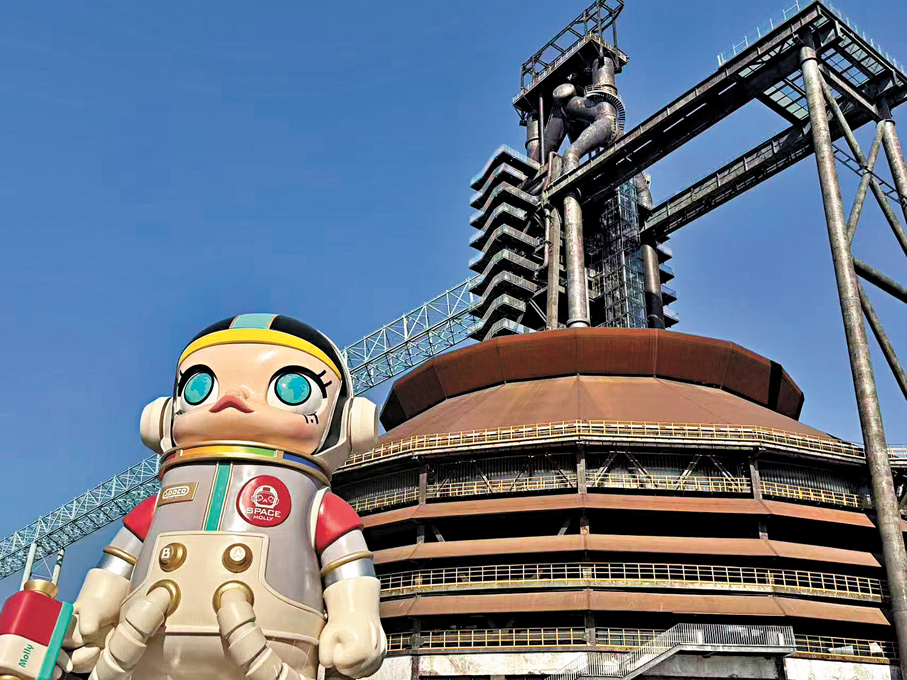 ●很多遊客前往北京首鋼園一高爐SoReal科幻樂園進行參觀。  香港文匯報記者蘇雨潤  攝