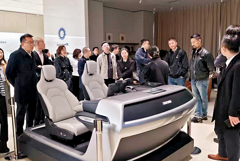 ●通過講解，遊客對小米汽車的構造有了更多了解。   香港文匯報記者蘇雨潤  攝