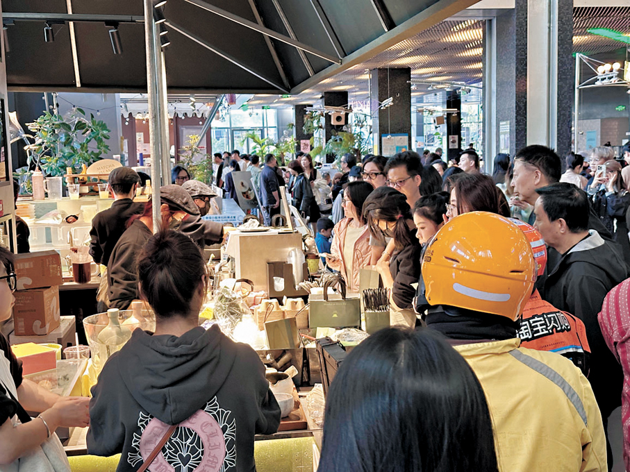 ●西岸夢中心人頭湧湧。  香港文匯報記者孔雯瓊 攝