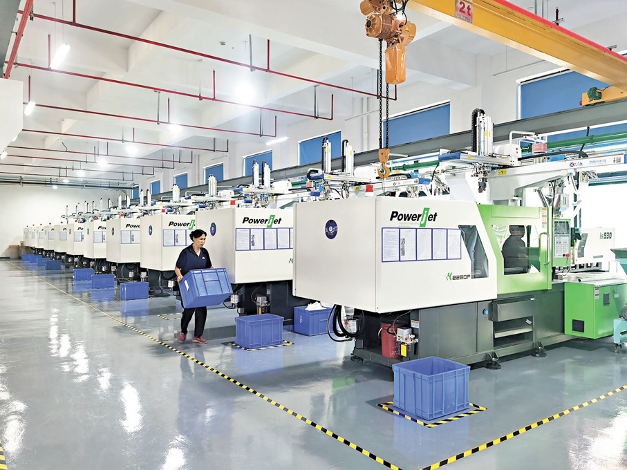 ●杭州金馬文具禮品有限公司已用上了第四代全自動注塑機。 香港文匯報記者俞晝  攝