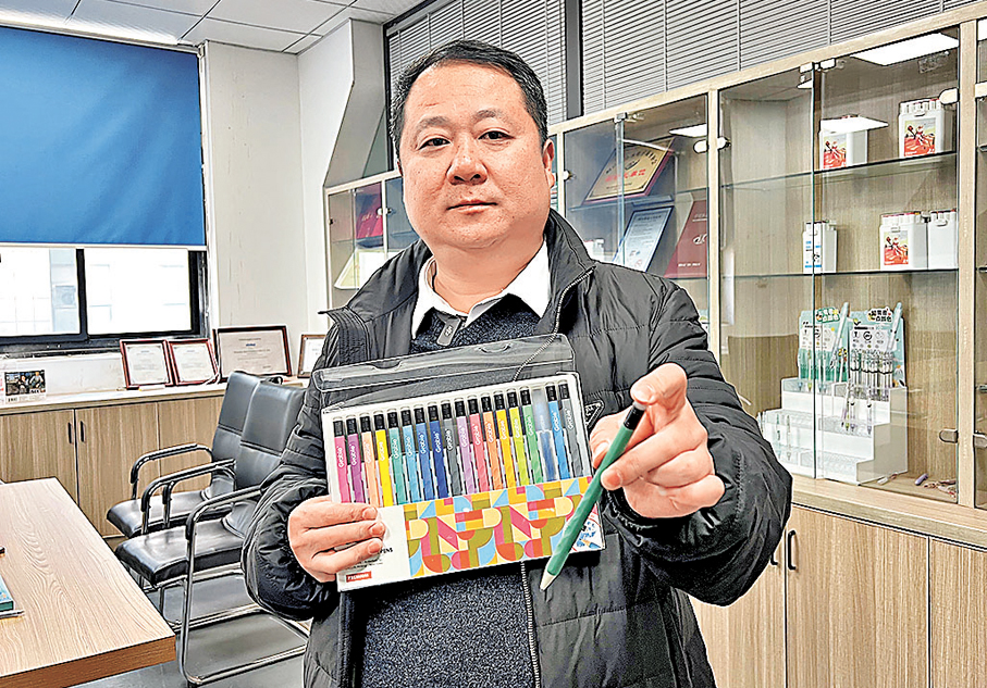●林海向記者展示公司自主設計的彩色中性筆。  香港文匯報記者俞晝  攝