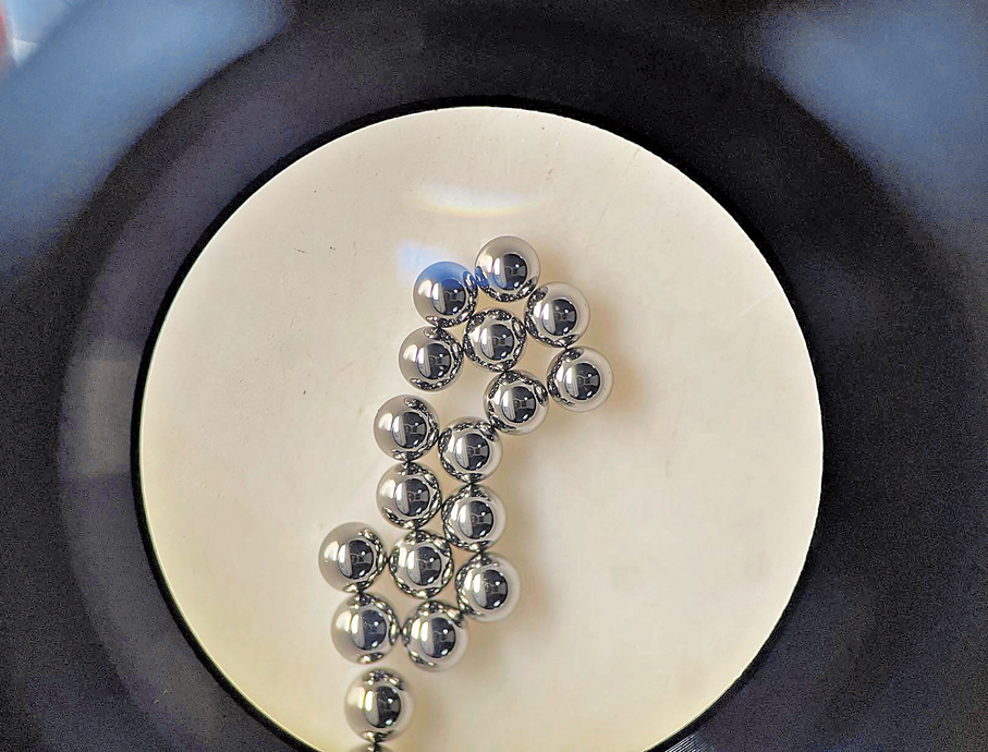 ●放大鏡下的球珠。  香港文匯報浙江傳真