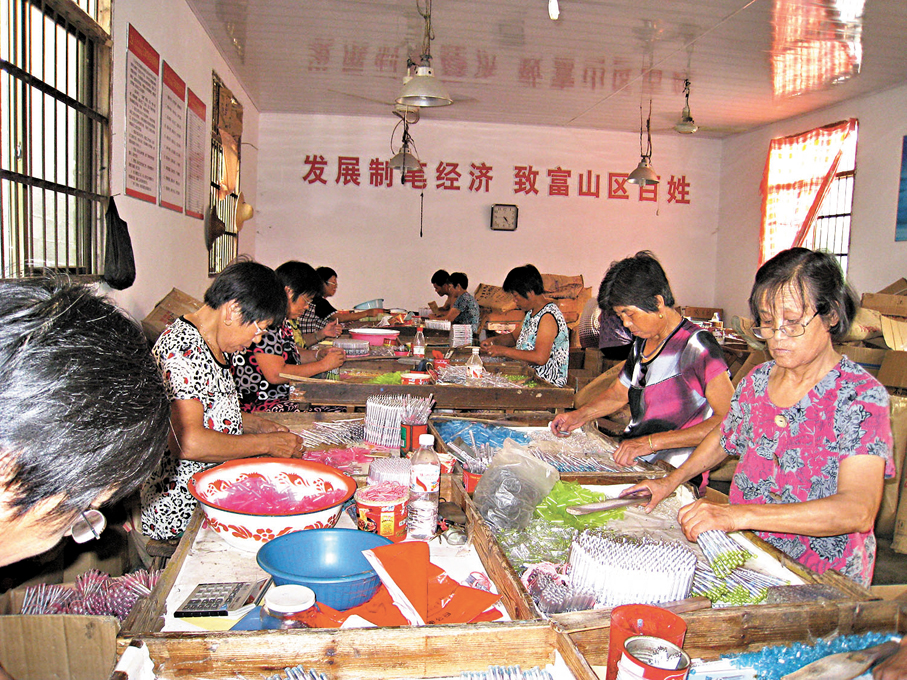 ●遍布分水鎮的套筆站，為村民增添了一份收入。 香港文匯報浙江傳真