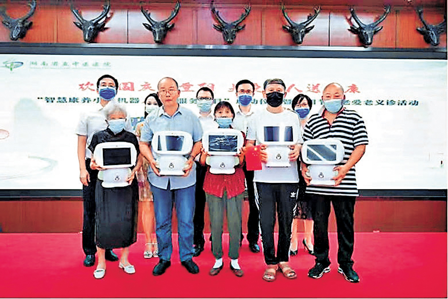 ●馮輝教授團隊研發的「健康小雅」老年智慧康養機器人透過採集相關數據識別老人狀態變化、偏好與行為模式。 網上圖片