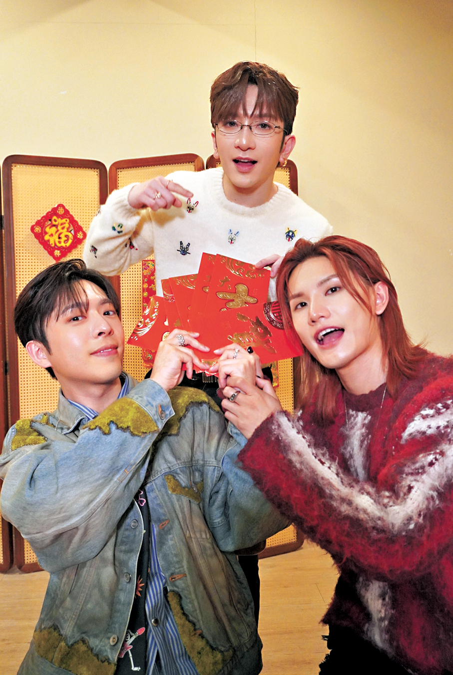 ●右起：李駿傑、盧瀚霆和呂爵安齊齊向香港文匯報讀者拜年。