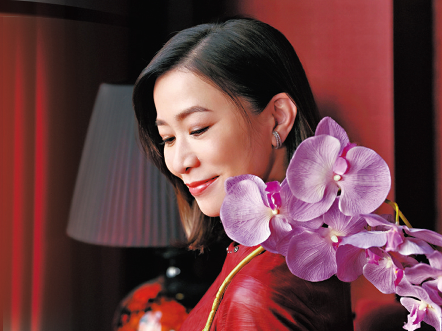 ●重視新春的佘詩曼會親自到花墟挑選年花。