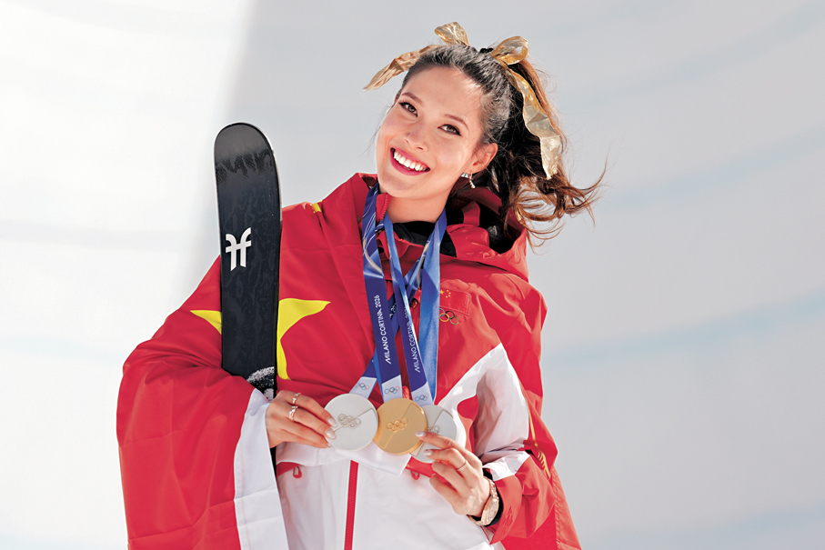 ●谷愛凌展示今屆所得三面獎牌。  美聯社