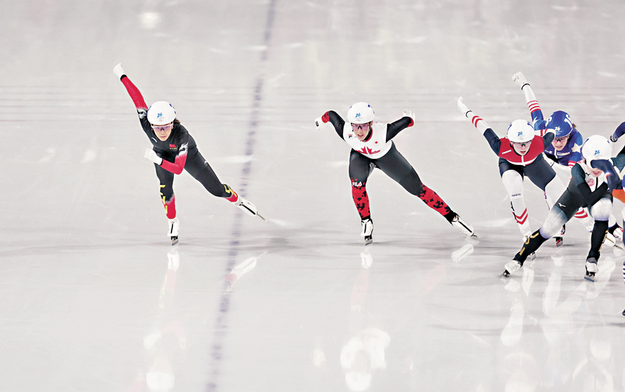 ●楊濱瑜（左一）在比賽中。  新華社