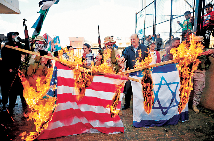 ●赫卡比言論激起中東多國反以情緒。圖為黎巴嫩民眾焚燒美國及以色列國旗。 資料圖片