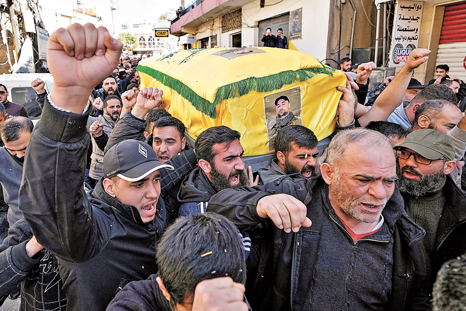 ●真主黨支持者抬起被殺人士的棺木，大喊口號。 美聯社