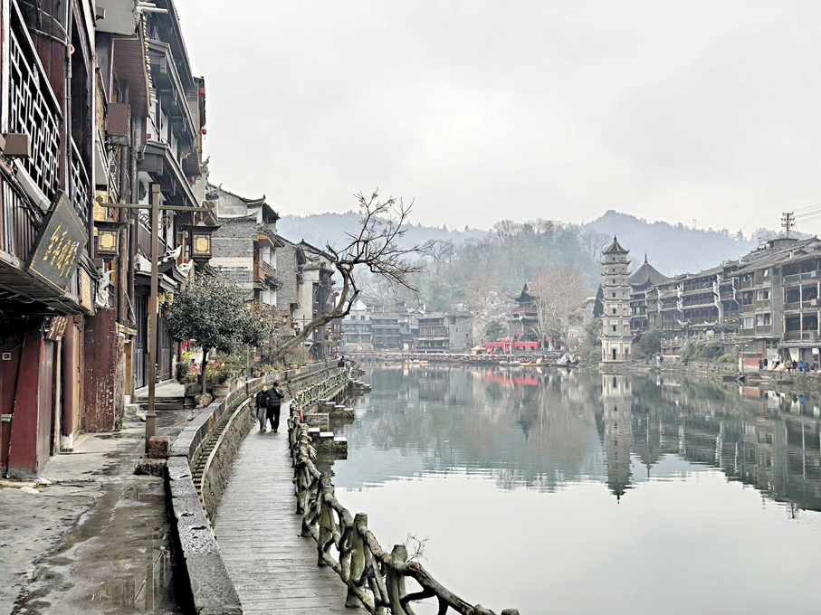 ●鳳凰沱江江畔。作者供圖