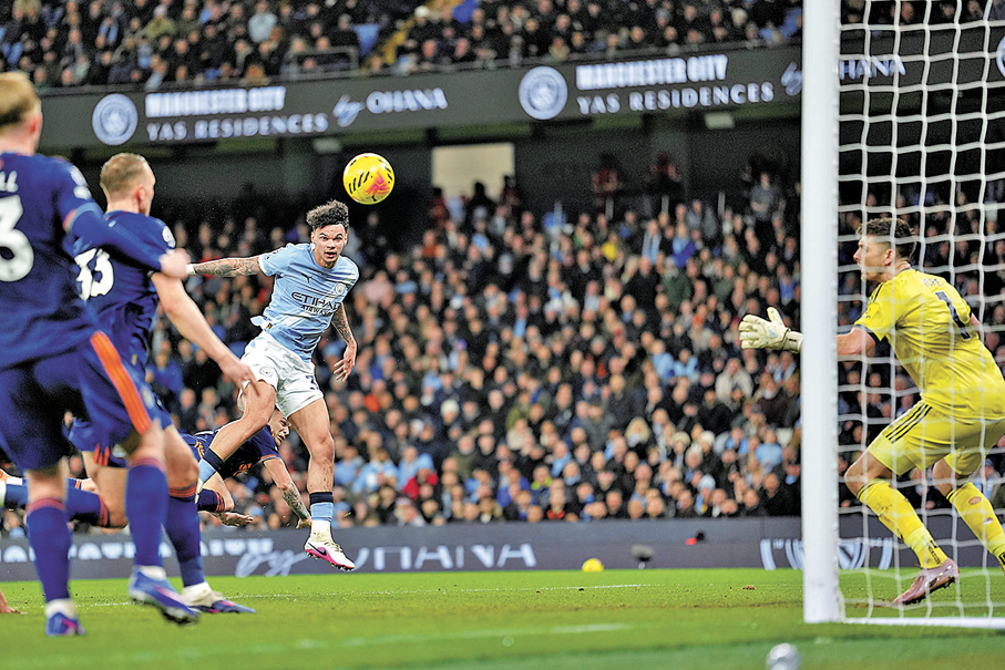 ●尼高奧萊利（右二）助曼城全取三分。  美聯社