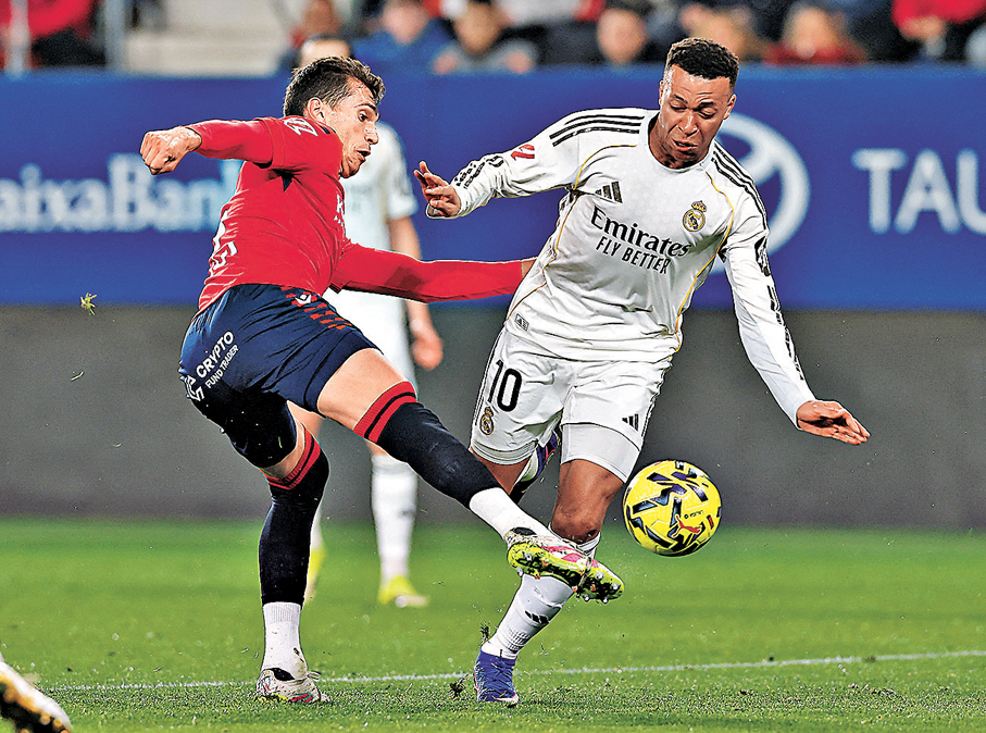 ●麥巴比（右）表現淡靜。  路透社