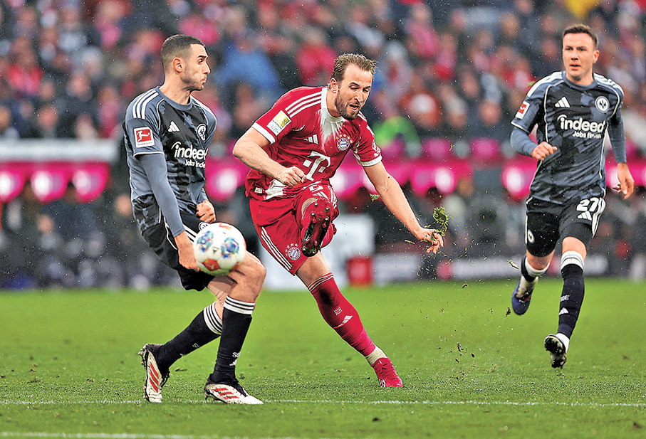 ●卡尼（中）協助拜仁獲勝。  路透社