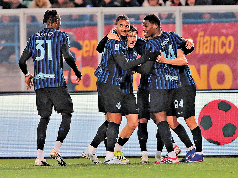 ●國際米蘭球員慶祝取得入球。  法新社