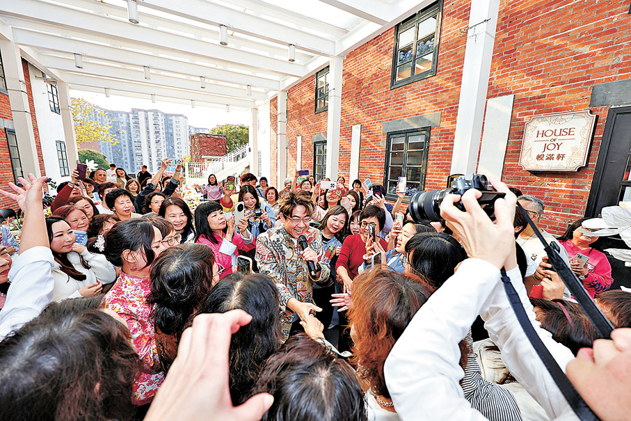 ●羅啟豪邊演唱邊與粉絲握手。