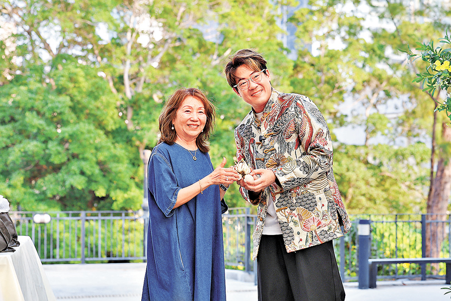 ●粉絲獲羅啟豪贈水仙頭。