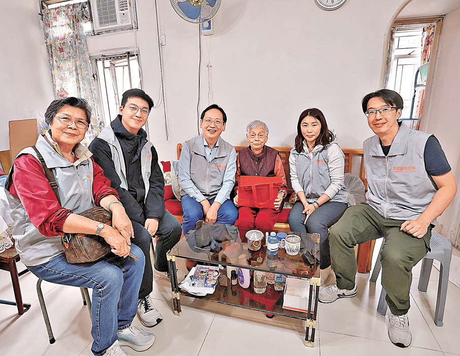 ●觀塘區廣德關愛隊探訪居民楊婆婆（右三）。   香港文匯報記者北山彥  攝
