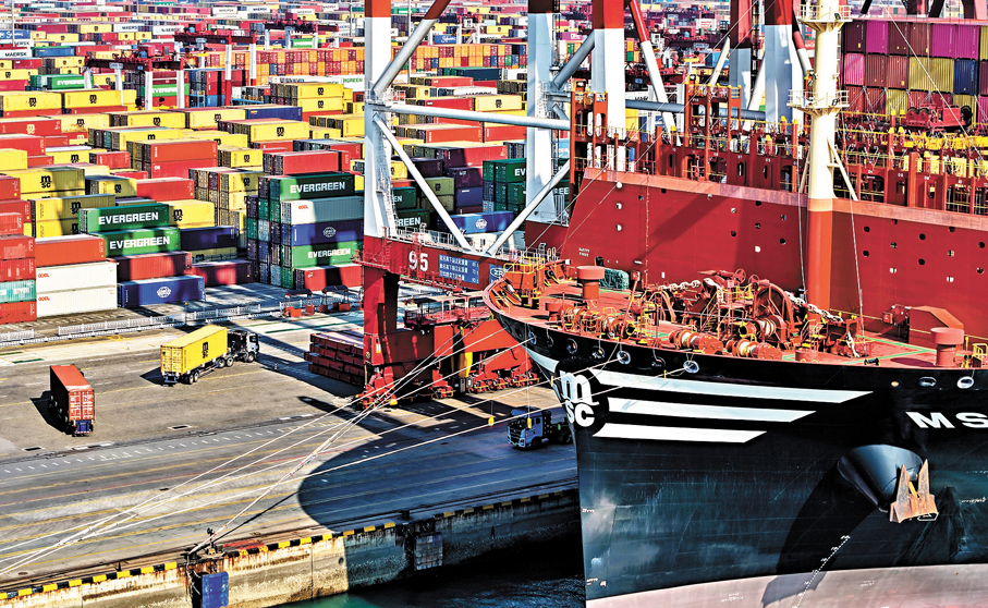 ●中方將對美方正在準備的貿易調查等替代措施保持密切關注並堅定維護中方利益。圖為早前，「地中海梅特」輪在青島港前灣集裝箱碼頭裝卸集裝箱。 新華社