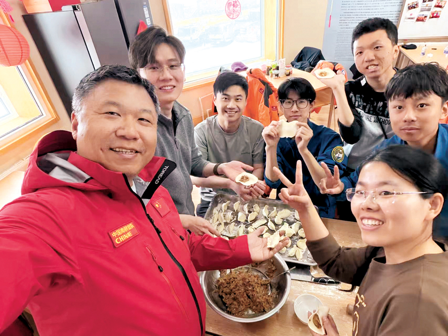 ●港中大機械與自動化工程學系助理教授陳翡（左一）與地球與環境科學系博士後研究員陳昭良（左三）與科考隊員一起在中國長城站迎新春。 中新社