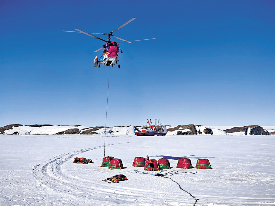 ● 南極中山站卸貨期間，「雪鷹102」直升機進行吊掛作業。 中新社